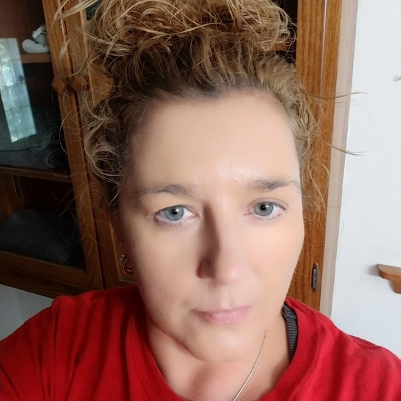 Meet your Posher, Lisa - Picture 1 of 1